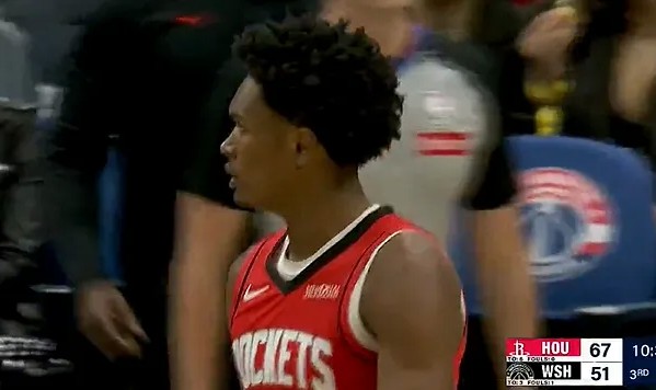 开云体育官网-奇才下半场连续出现失误，伊森、阿门分别暴扣火箭领先16分