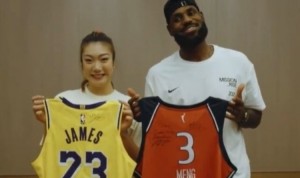追星天花板！“勒布朗梦”李梦同框詹姆斯 互送礼物&amp;互换签名球衣