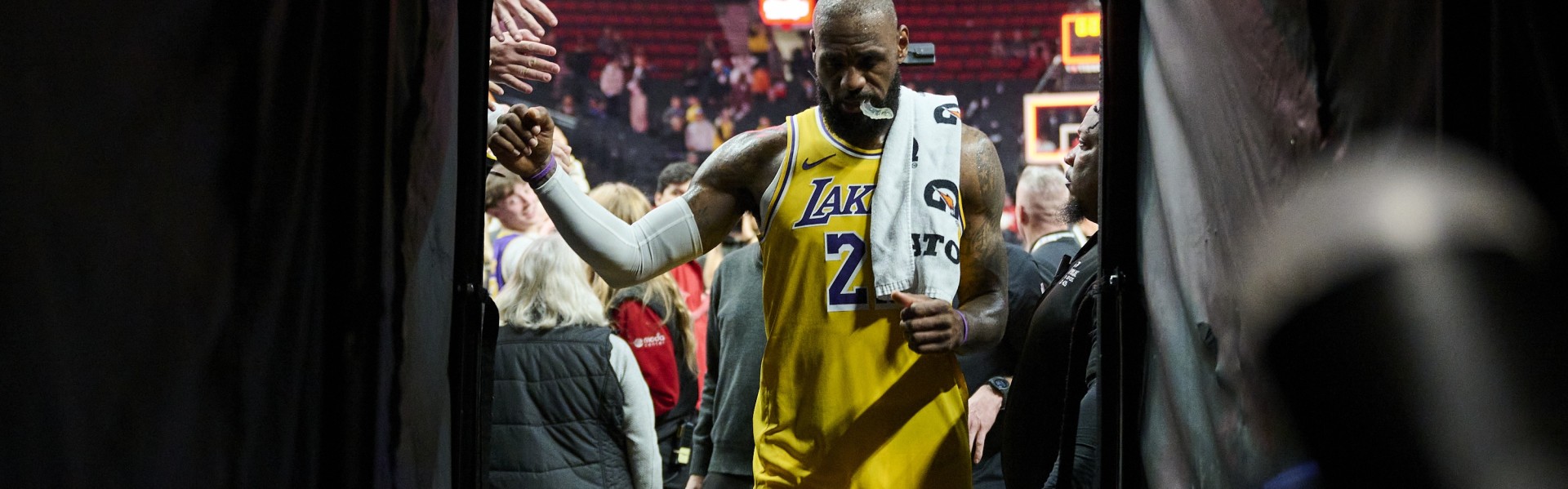 开云-湖记：骑侠尼等队在观望詹姆斯是否会买断 湖人不会主动提