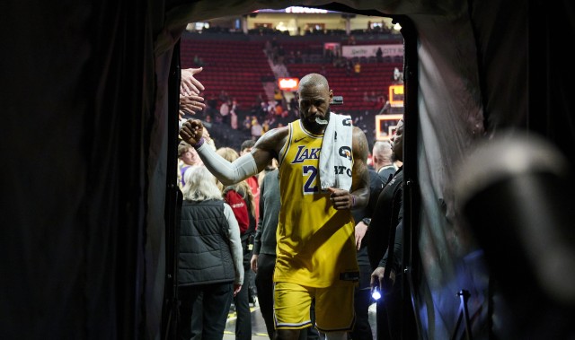 开云-湖记：骑侠尼等队在观望詹姆斯是否会买断 湖人不会主动提