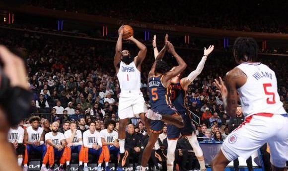 哈登快艇首秀栽跟头 赛后直言在这打球太奇怪