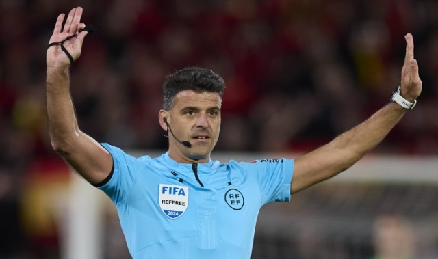 开云体育入口-45场12红！世体：巴萨是曼萨诺执法生涯染红最多球队，梅西在列