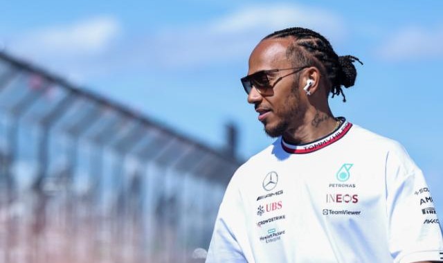 开云体育官网-汉密尔顿续约两年 誓与梅赛德斯不夺冠不罢休