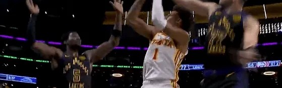 东契奇身后送出排球大帽，湖人轰出35-12超级进攻波领先23分